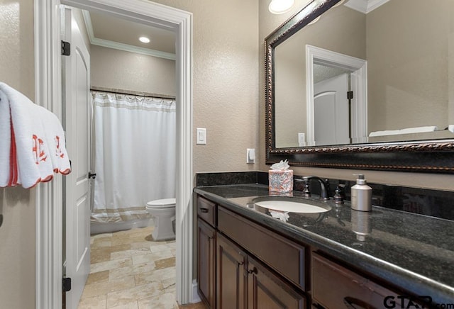 full bath featuring a textured wall, toilet, vanity, a shower with curtain, and crown molding