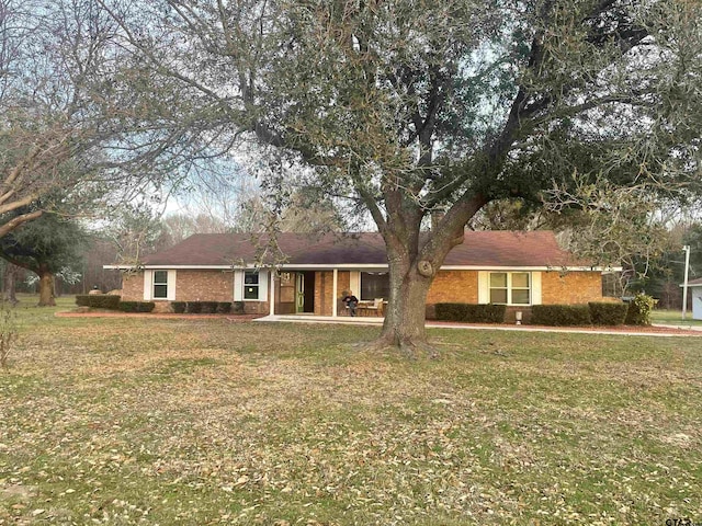 ranch-style house featuring a front lawn