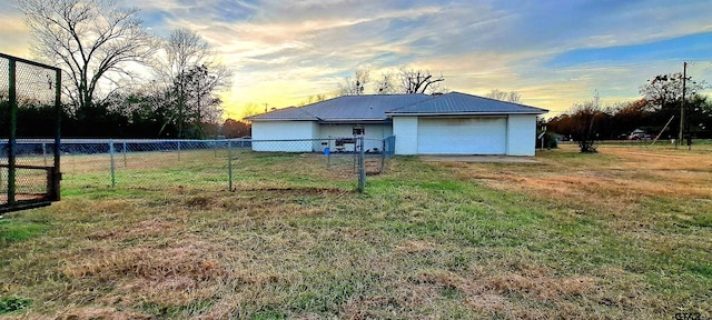 view of yard at dusk