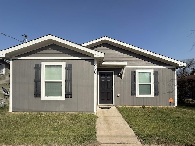 view of front facade featuring a front yard