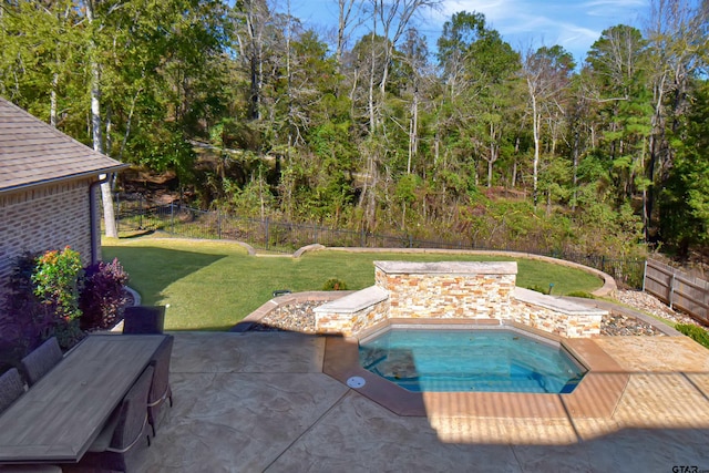 view of pool featuring a jacuzzi, a yard, and a patio area