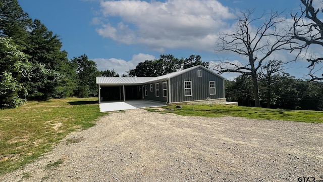 view of front facade featuring a front lawn and a carport