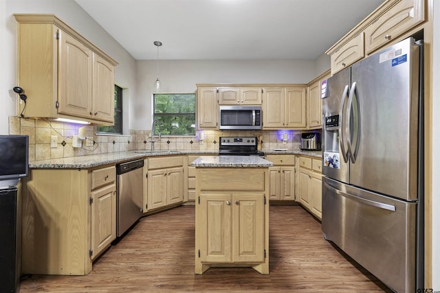 18313 Highmeadow Cir, Flint, TX 75762 - kitchen with stainless steel appliances, a sink, light brown cabinets, and wood finished floors
