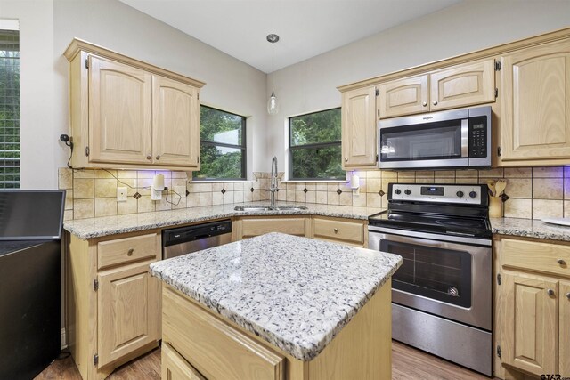 18313 Highmeadow Cir, Flint, TX 75762 - kitchen with appliances with stainless steel finishes, light brown cabinetry, a sink, and light wood-type flooring