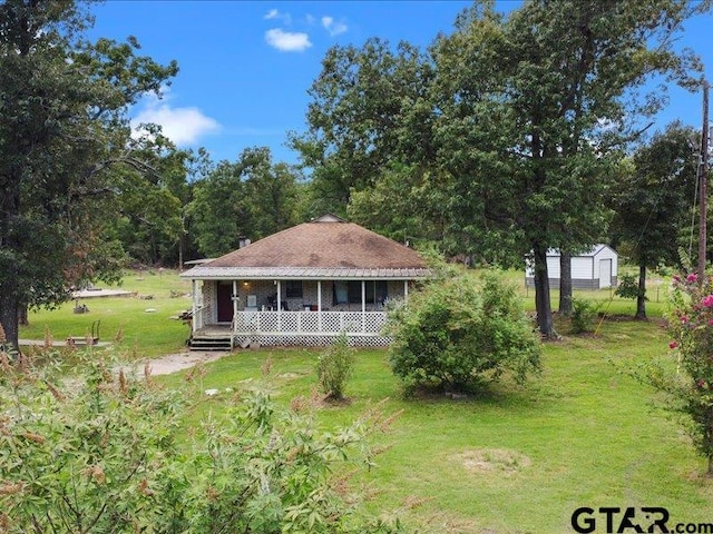 view of front of property with a front lawn