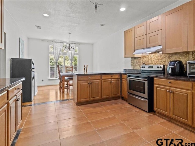 kitchen featuring kitchen peninsula, tasteful backsplash, an inviting chandelier, pendant lighting, and electric stove