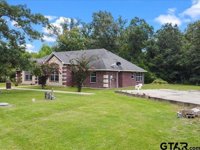 view of front of house featuring a front lawn