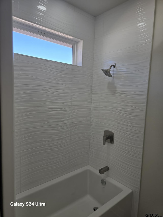 bathroom featuring tiled shower / bath combo