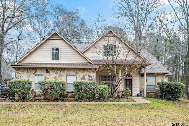 view of front of property with a front lawn