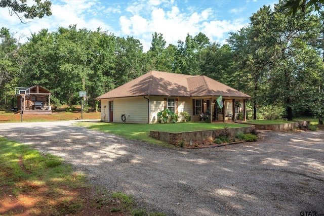 view of front facade with a front lawn