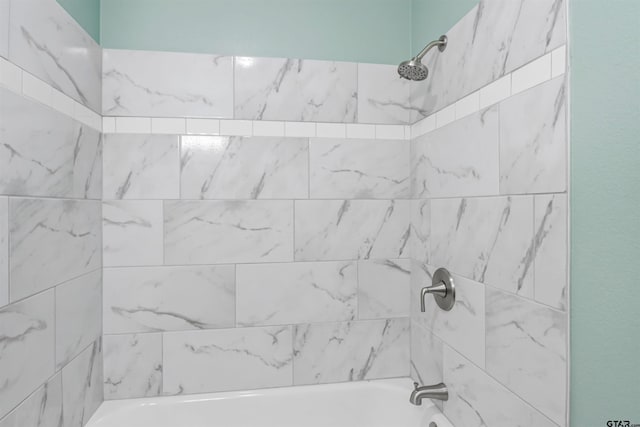 bathroom featuring tiled shower / bath combo