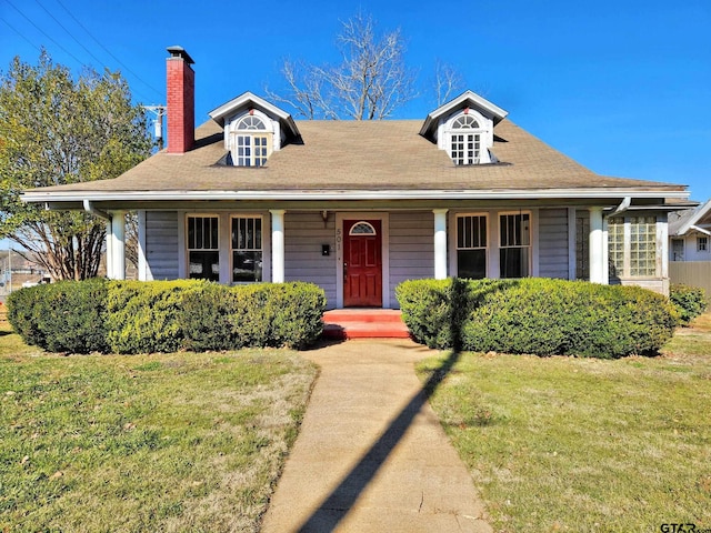 view of front of house featuring a front lawn