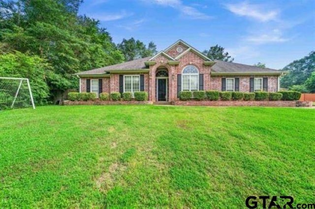 single story home featuring a front lawn