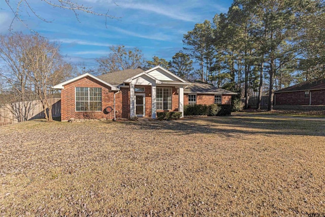 single story home featuring a front yard