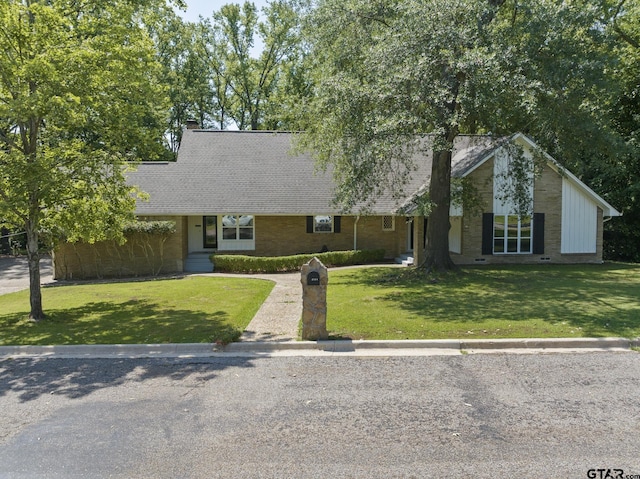 view of front of house featuring a front yard