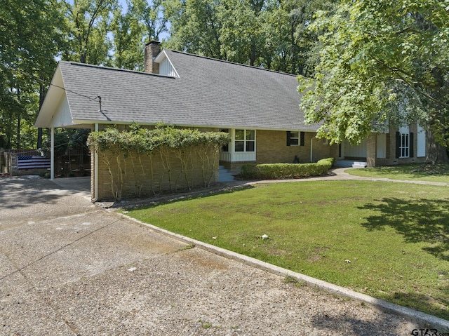 view of front facade featuring a front lawn