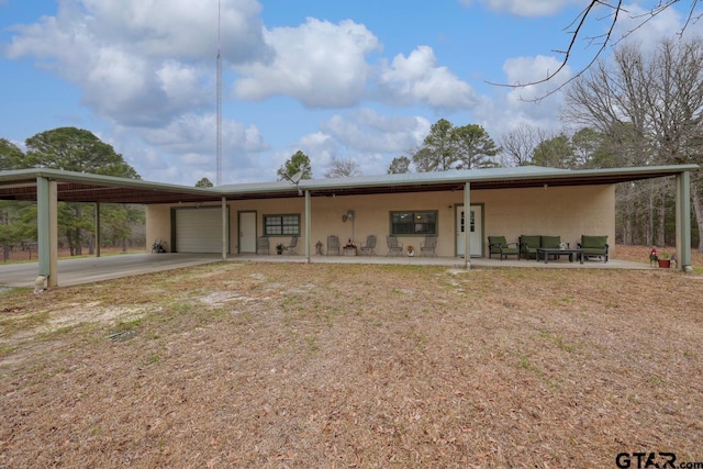 view of front of property featuring a garage and a front yard