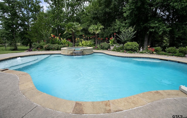 11208 Marsh Wren Cir, Flint, TX 75762 - view of swimming pool featuring a pool with connected hot tub and view of wooded area