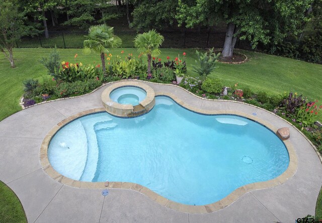 11208 Marsh Wren Cir, Flint, TX 75762 - view of swimming pool featuring a pool with connected hot tub