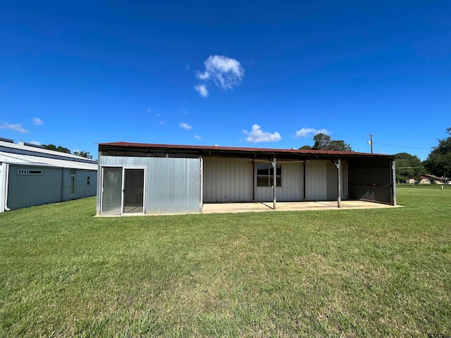 back of house featuring a lawn