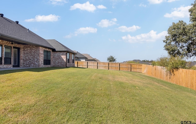 view of yard featuring a fenced backyard