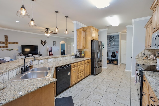 702 Jaxon Dr, Whitehouse, TX 75791 - kitchen with black appliances, open floor plan, crown molding, backsplash, and ceiling fan