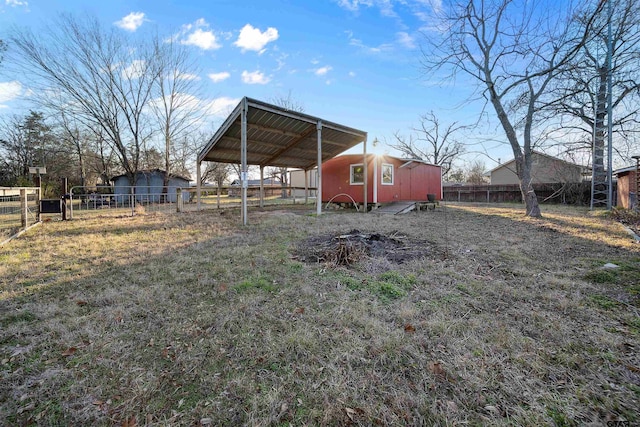 view of yard with an outbuilding