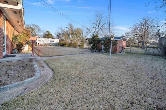 view of yard featuring an outbuilding