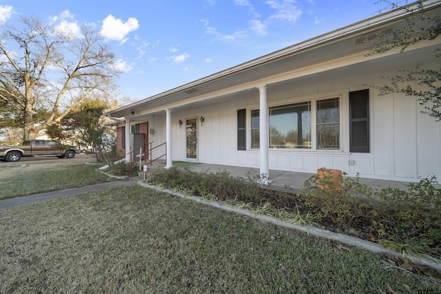 view of front of property with a front yard