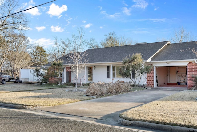 ranch-style house featuring a front yard