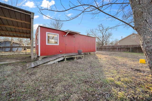 view of yard with an outdoor structure