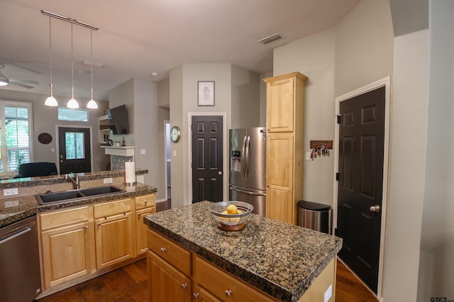 kitchen featuring a sink, dark wood-style flooring, visible vents, ceiling fan, and appliances with stainless steel finishes