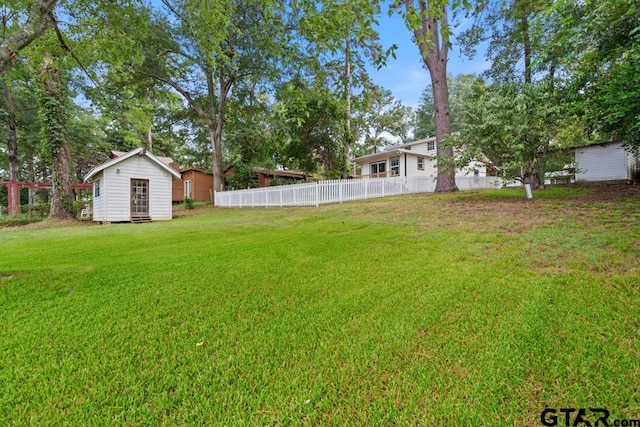 view of yard featuring a shed