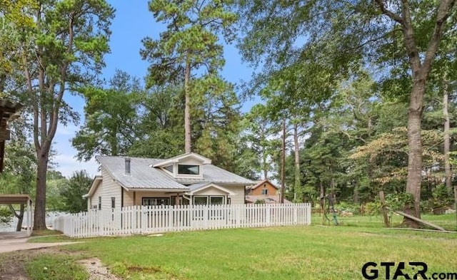 view of front of house with a front yard