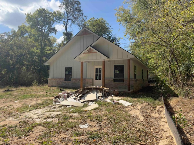 view of modern farmhouse style home