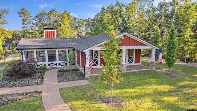 view of front of home with a front lawn