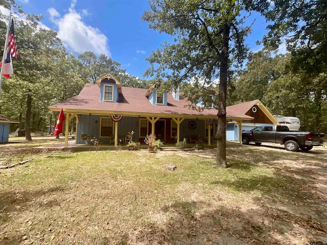 view of front facade featuring a front lawn and a porch