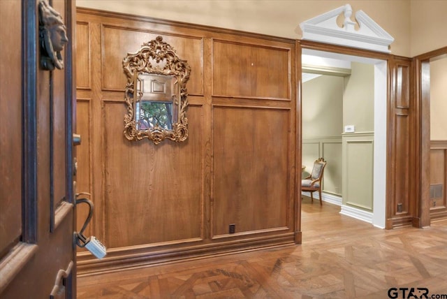 612 Rosemont Pl, Ii Place, Tyler, TX 75701 - detailed view of a decorative wall and a wainscoted wall