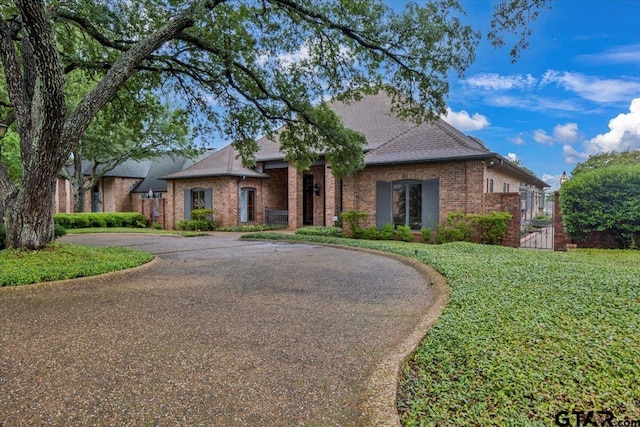 612 Rosemont Pl, Ii Place, Tyler, TX 75701 - view of front of property with brick siding, curved driveway, a front yard, and roof with shingles