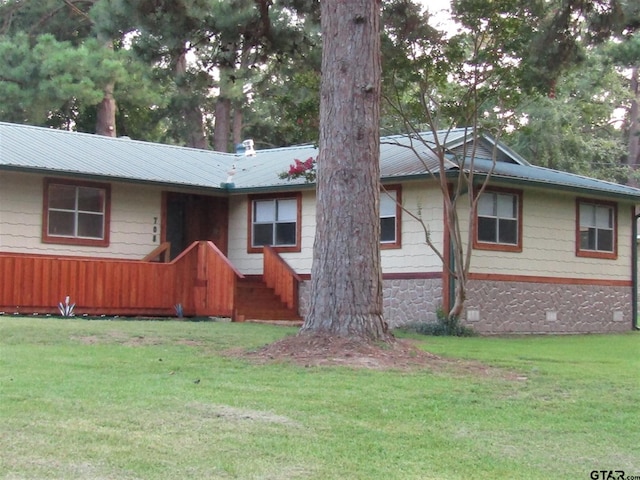 single story home featuring a front yard