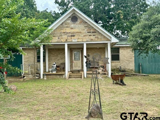 view of front of house featuring a porch and a front yard