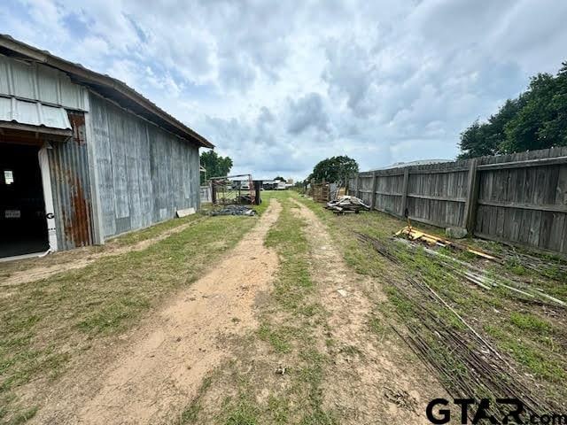 view of yard featuring an outdoor structure