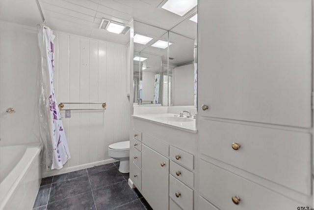 full bath featuring toilet, shower / tub combo, vanity, baseboards, and tile patterned floors