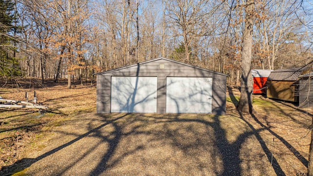 view of outdoor structure featuring an outbuilding