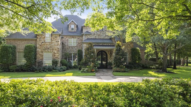 view of front of property with a front yard