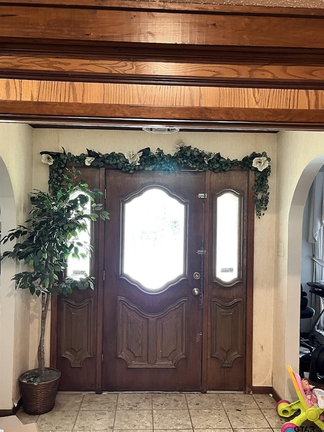 712 Leon Dr, Tyler, TX 75702 - entryway featuring arched walkways and baseboards