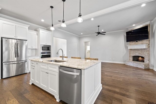 11918 Gillian Ct, Tyler, TX 75703 - kitchen featuring stainless steel appliances, a sink, recessed lighting, crown molding, and dark wood finished floors