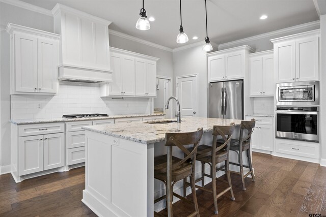 11918 Gillian Ct, Tyler, TX 75703 - kitchen with stainless steel appliances, a sink, recessed lighting, dark wood-type flooring, and crown molding