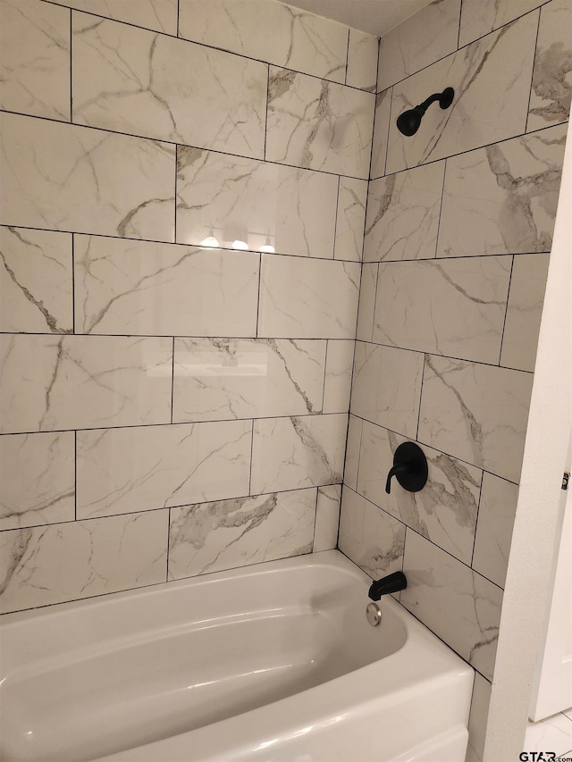 bathroom featuring tiled shower / bath