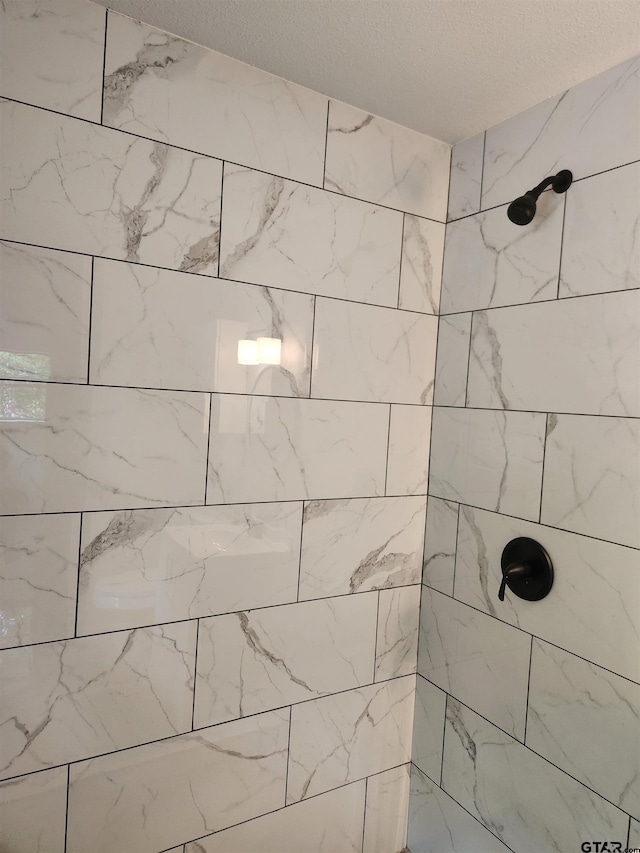 bathroom featuring tiled shower